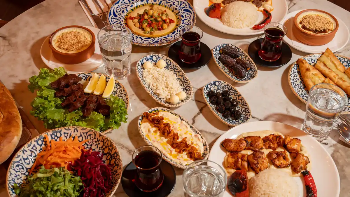 Testi kebab servido en cazuela de barro que se rompe en la mesa