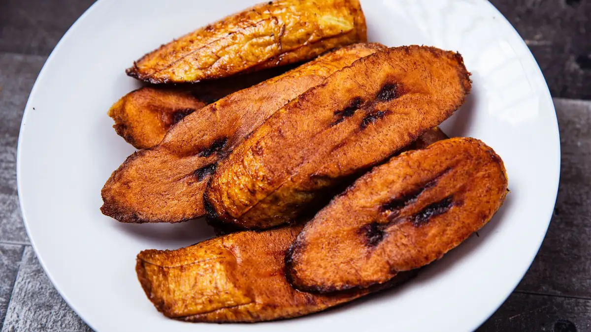 Plato de plátano maduro frito, guarnición habitual del Caribe colombiano