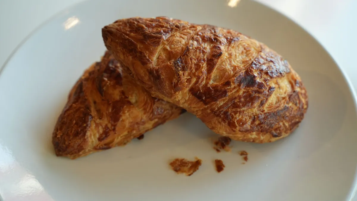 Pastizzi malteses de hojaldre rellenos de ricotta recién horneados