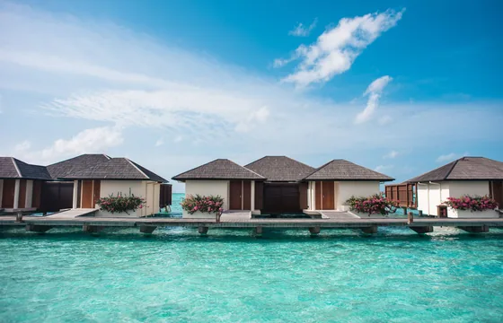 Maldivas: una isla local y un resort sobre el agua