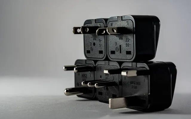 Adaptador de enchufe universal para viajar - La Tienda del Viajero CholloTravel