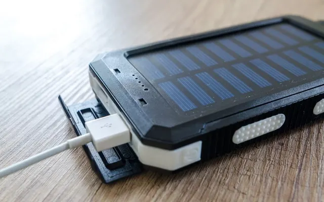 Powerbank solar resistente para viajar - La Tienda del Viajero CholloTravel